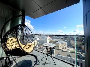利沃夫Best view apartments的市景阳台的吊床
