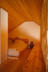 BajNonurban的一间卧室配有一张床,铺有木地板