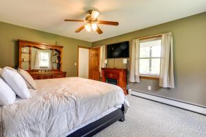 East CharlestonVermont Vacation Rental about 11 Mi to Lake Willoughby的一间卧室配有一张床和吊扇