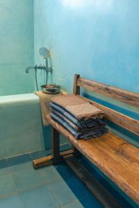 瓦克斯霍尔姆瓦克斯霍姆公寓的带浴缸的浴室内的木凳