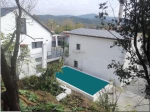 SokeBayKus Guesthouse-Konukevi的享有带游泳池的房屋的空中景致