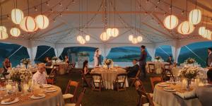 MarshallLodge At Marconi的帐篷,用来举办婚礼,人们坐在桌子上