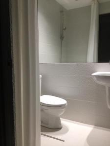 马尼拉Condo Hotel at Greenbelt makati with cityview的白色的浴室设有卫生间和水槽。