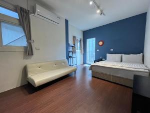 新竹懒骨头的一间卧室配有一张床和一个沙发