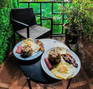 福尔图纳Bungalows Las Iguanas Arenal Volcano的一张桌子,上面放着两盘早餐食品