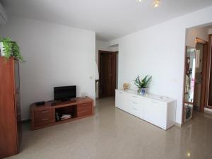 罗萨斯Apartamento Roses, 2 dormitorios, 4 personas - ES-228-152的客厅配有梳妆台上的电视