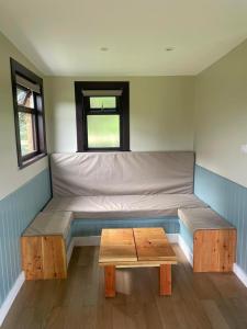 DalmellingtonCraigengillan Mini Lodge的一间设有床铺和桌子的房间