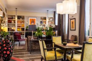 巴黎维拉玛当酒店 的客厅配有桌椅