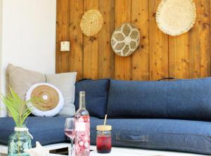 克拉伦代克Casa Mantana Bonaire的客厅配有一张蓝色的沙发,配有一张桌子