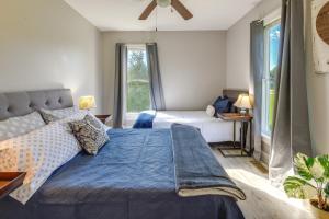 中洛锡安Tranquil Cottage in Virginia Countryside with Pond!的一间卧室配有一张带蓝色棉被的床