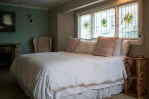 尤里卡斯普林斯Inn at Rose Hall的一间卧室配有一张带白色床单和窗户的床。
