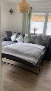巴特诺因阿尔-阿尔韦勒Apartment Altstadtflair的一张大床,位于一个配有沙发的房间