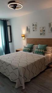 科斯塔卡玛El Caseton的一间卧室,卧室内配有一张大床