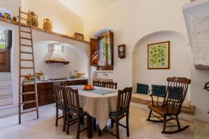 卡斯特里尼亚诺德尔卡波Antica corte dell'800的厨房以及带桌椅的用餐室。
