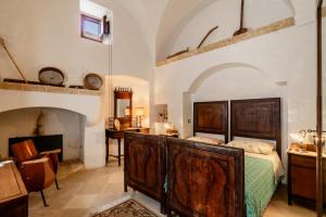 卡斯特里尼亚诺德尔卡波Antica corte dell'800的一间卧室配有一张床和一张书桌