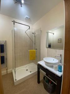 Elloughton5A - ‘Your Place’ A Unique Space to make your own.的白色的浴室设有水槽和淋浴。
