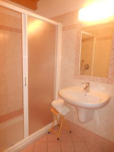 圣奇诺·迪·蒙塔尼亚蒙塔巴尔迪那酒店的一间带水槽和淋浴的浴室