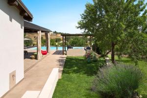 诺托Villa Mara的后院设有游泳池和花园