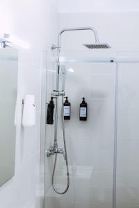 塞维利亚Triana Riverside Guesthouse的浴室内配有淋浴和头顶淋浴