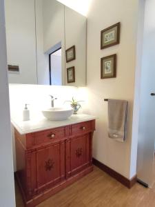 萨迈帕塔La Vista - Un lugar de Ensueño的一间带水槽和镜子的浴室
