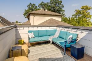 休斯顿Houston Home with Rooftop Patio Less Than 1 Mi to Aquarium!的天井顶部的蓝色沙发