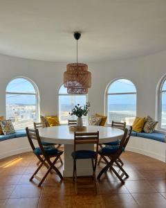 Caleta de CaballoCasa Cabrera - 2 apartamentos con vistas al mar的一间带桌椅的海景用餐室