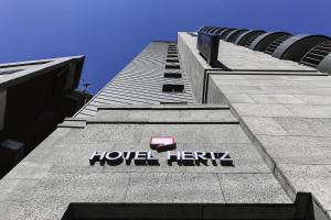 首尔HERTZ Hotel的建筑的一侧有酒店治疗标志