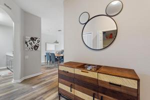 基西米Mickey's Whimsical Wonderland的一间设有梳妆台和墙上镜子的房间