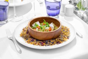 卡斯卡伊斯Palácio Estoril Hotel, Golf & Wellness的桌上盘子里的一碗食物