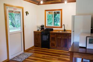 奥兰治沃克Crystal Creek Lodge的厨房配有黑炉和冰箱。
