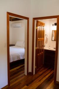 奥兰治沃克Crystal Creek Lodge的一间带一张床的卧室和一间带镜子的浴室