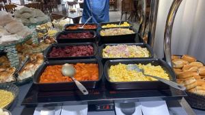 贝洛奥里藏特西达德新星伊姆帕尔套房酒店的自助餐,包括各种食物的托盘