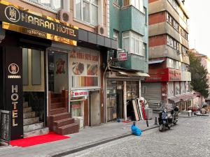 伊斯坦布尔HARRAN HOTEL的街道边的一组建筑物
