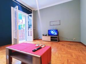 雅典WSD Cozy Stylish 1BD Suite for Couple or Business的客厅配有桌子和电视