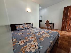 奥斯洛布Island Front - Bangcogon Resort and Restaurant的一间卧室配有一张带蓝色毯子和鲜花的床