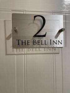 索尔兹伯里The Bell Inn的门上的一个标牌,上面写着铃声