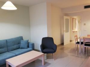 莱斯卡拉Apartamentos Mestral的客厅配有蓝色的沙发和桌子