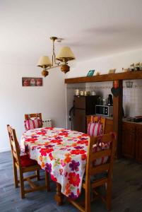 Relais de Montceaux的厨房配有带花桌布的桌子
