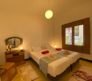 塔马达斯特La Casita a 60 pasos del mar的一间卧室配有一张床、镜子和窗户
