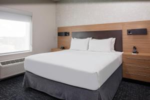 奥兰多TownePlace Suites by Marriott Orlando Airport的窗户客房内的一张大白色床