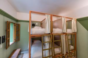 瓦哈卡市Viajero Oaxaca Hostel的一间设有四张双层床的客房