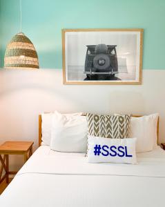 维洛海滩Seaspray Surf Lodge的一张床上的相机照片