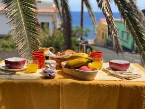 塔马达斯特La Casita a 60 pasos del mar的一张桌子,上面放着一篮水果和果汁