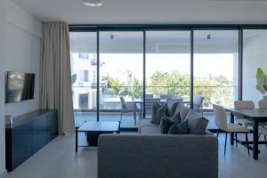 AglantziaPhaedrus Living White Hills Suites Panoramic View的客厅配有沙发和桌子
