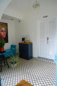圣多明各HOSTAL BOUTIQUE 53的一间设有蓝色椅子和壁画的房间