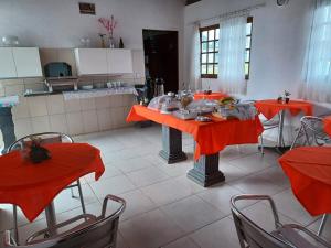 普拉亚弗朗西丝Torre do Sol的一间厨房,里面配有橙色的桌子和椅子