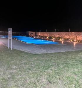 蓬塔卡纳Sweet home的夜晚一排蓝色的游泳池