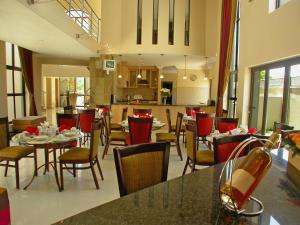 泰布尔维尤Castellon Boutique Hotel的一间带桌椅的餐厅和一间厨房