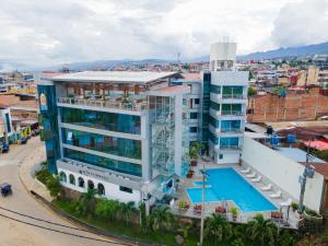 塔拉波托Rio Cumbaza Hotel的享有带游泳池的建筑的空中景致
