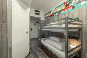 泰恩河畔纽卡斯尔Kabannas Newcastle的小型客房内的双层床,卧室配有双层床